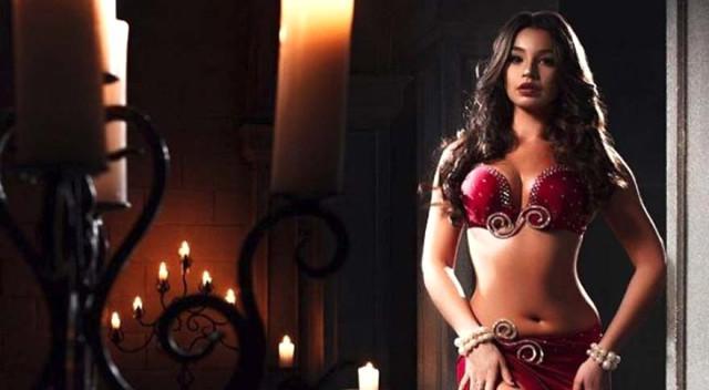 Rəqqasəni açıq-saçıq geyiminə görə ölkədən qovurlar -   VİDEO + FOTOLAR